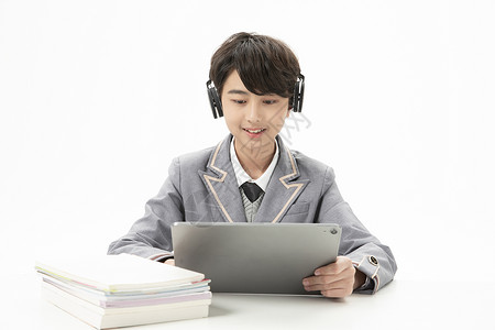 上网男孩使用平板电脑上网课的男孩背景