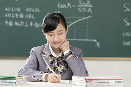 在课堂上学习的初中生女孩形象图片