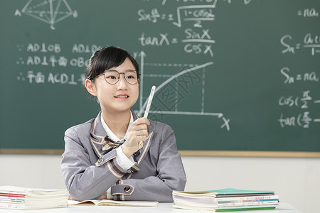 在课堂上学习的初中生女孩形象背景图片