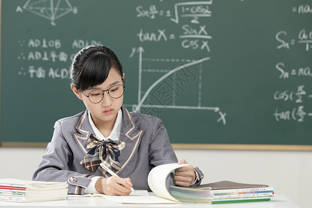 在课堂上学习的初中生女孩形象图片