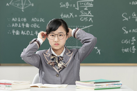 在课堂上学习的初中生女孩形象图片