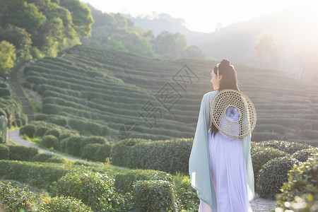 背钱袋抬脚人汉服古装美女背斗笠背影背景