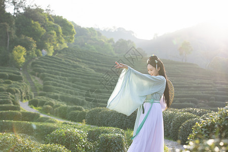 汉服古装美女茶园里跳舞图片