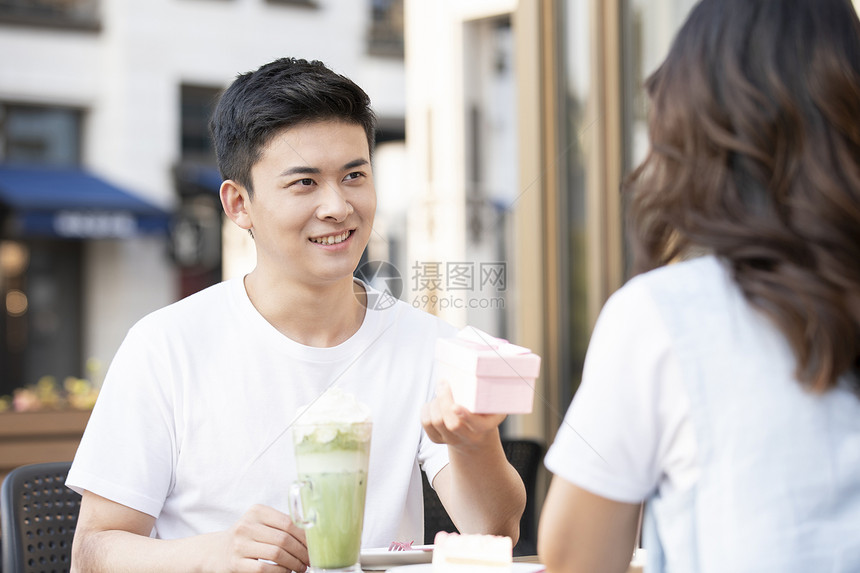 年轻男士给女友送礼物图片