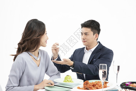 年轻情侣一起吃饭背景图片