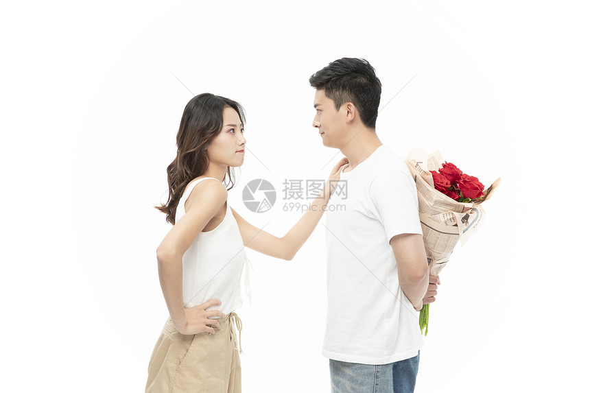 年轻男士送花给女友图片