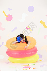 彩色泳圈拿着喇叭藏在泳圈里的小女孩背景