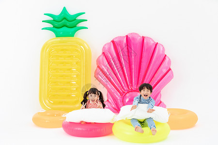 女孩拿菠萝主图在游泳圈里枕头大战的睡衣儿童背景