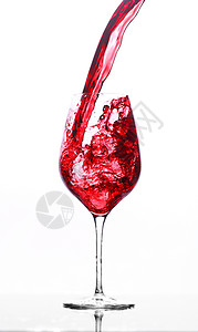 葡萄酒倒入红酒杯中的溅起酒花图片