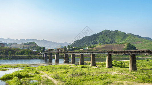 列侬东北吉林田野中的中朝铁路背景