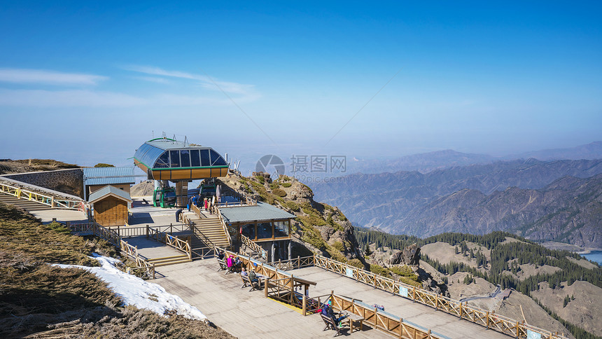 新疆天山山脉雪山缆车图片