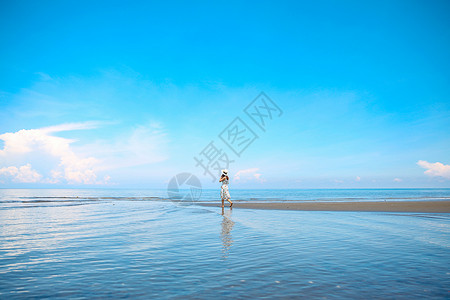 海滩日海边美女奔跑背影背景