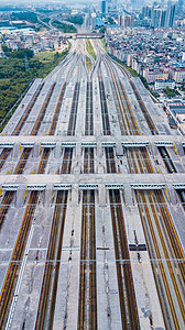桂林火车站竖拍火车动车枢纽桂林北站高铁站铁轨背景