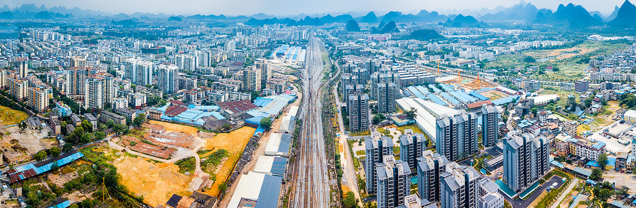 全景图航拍桂林市区火车铁轨天际线图片