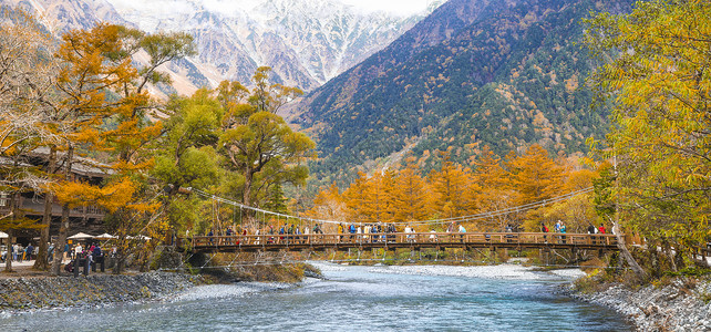 日本阿尔卑斯山上高地地标河童桥的秋天图片