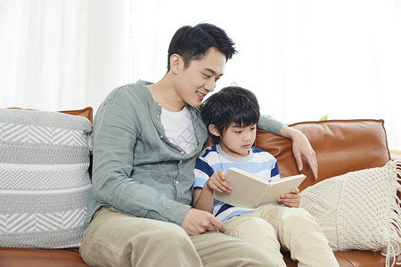 爸爸陪儿子看书背景图片