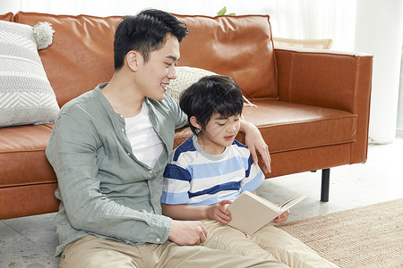 父子读书爸爸陪儿子看书背景