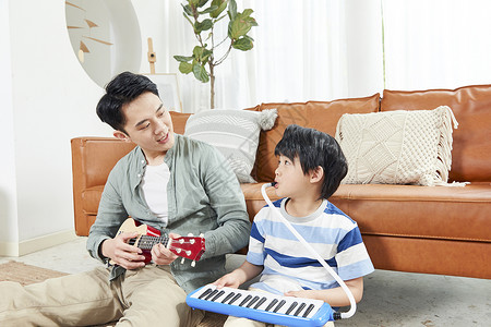 儿童电子琴父亲和孩子在家一起玩乐器背景