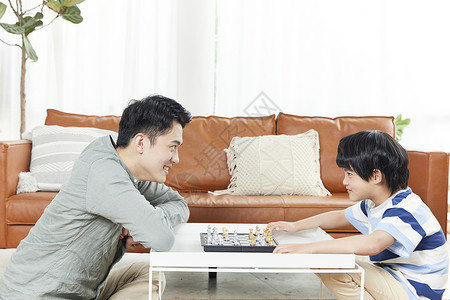 人物对弈素材居家父子玩国际象棋背景