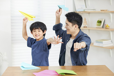 男孩与飞机居家父子折纸飞机背景