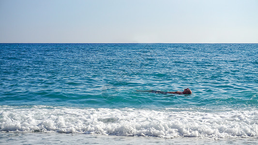 平躺在海上享受阳光的人图片