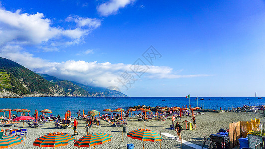 夏日卡通太阳伞夏日海边沙滩太阳伞背景