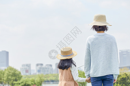 坐着母女背影母女户外郊游背影背景