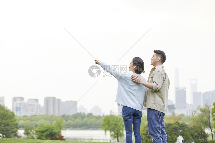 年轻夫妻户外郊游图片