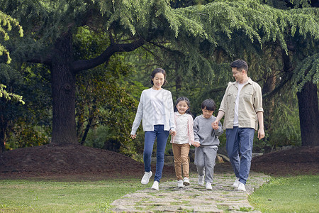 家庭和睦一家四口公园散步背景