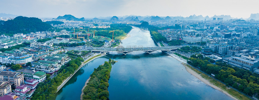 全景航拍漓江解放桥城市风光图片