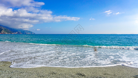 蓝天白云海水白色沙滩海浪背景