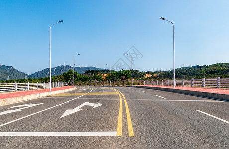 攀越护栏空旷的道路背景