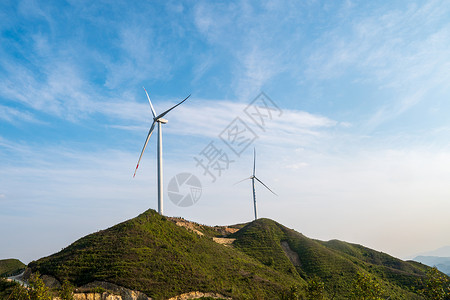 技术生态山顶上的风车背景