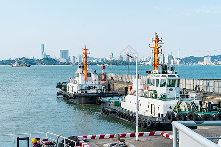 港口作业停靠在码头的巡逻艇背景