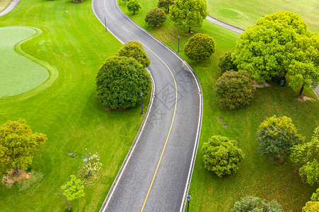 果岭高尔夫球场里的道路背景