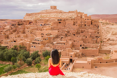 摩洛哥瓦尔扎扎特阿伊特·本·哈杜村美女旅游背影高清图片