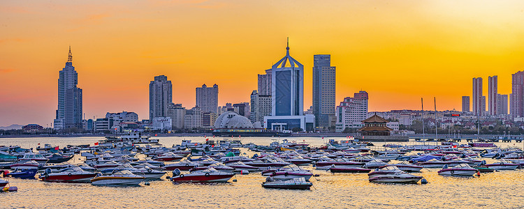 栈桥码头晚霞中的青岛湾景区背景