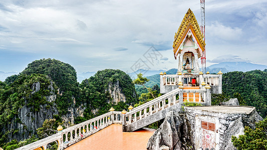 玛哈泰寺泰国甲米虎窟寺空中寺庙背景