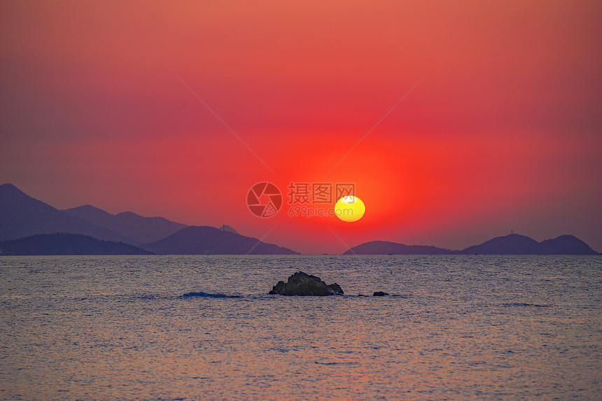 海上日出红色朝霞图片