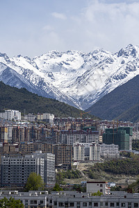 雪山下的康定市背景图片