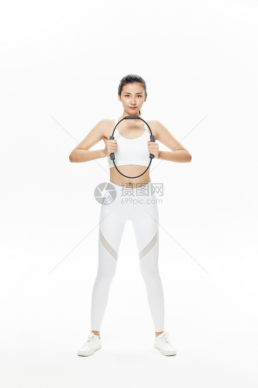 年轻女性使用健身环训练图片