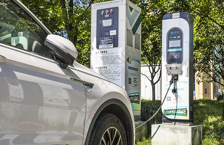 充电桩充电站新能源汽车充电站充电的电动汽车背景