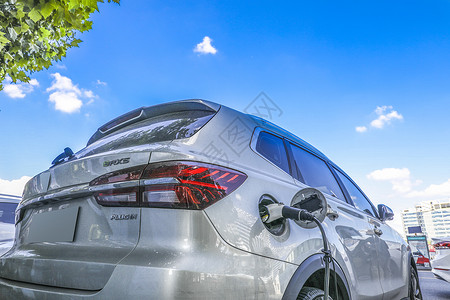 新能源汽车充电站充电的电动汽车高清图片