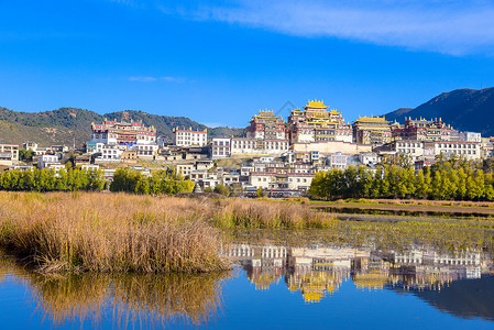 云南香格里拉葛丹松赞林寺风景区图片