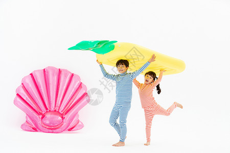 举着菠萝浮排的睡衣儿童高清图片