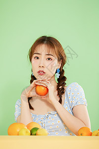 手拿西柚的夏日氧气少女高清图片