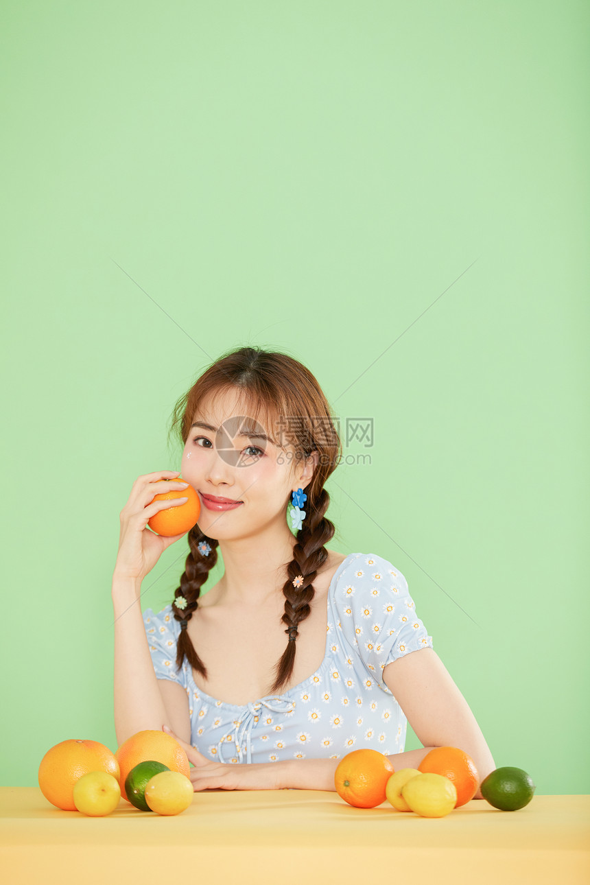 手拿西柚的夏日氧气少女图片