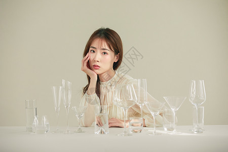 玻璃杯与美妆女孩背景图片