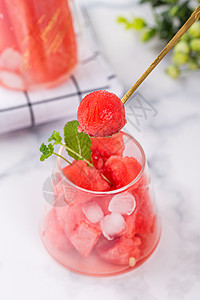 草莓夏饮杯子里的西瓜丸背景