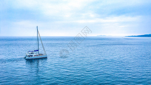 交通蓝色海洋中的孤帆背景